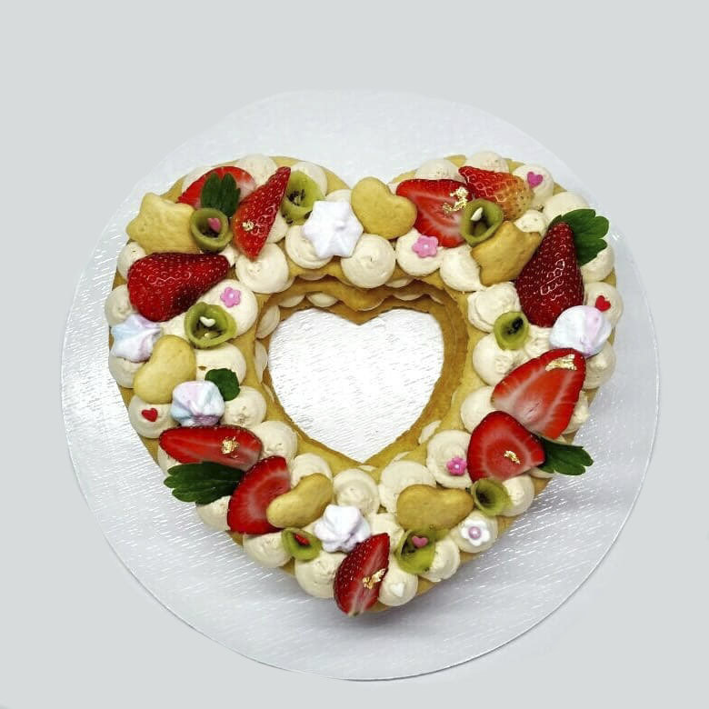 Торт фруктовый на День Валентина