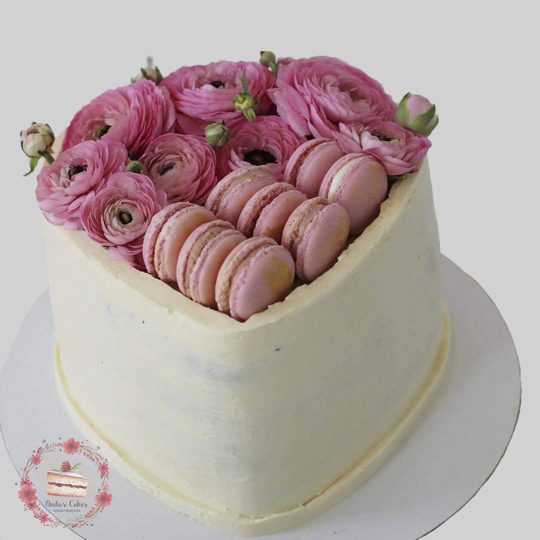 Торт с цветами и макаронс