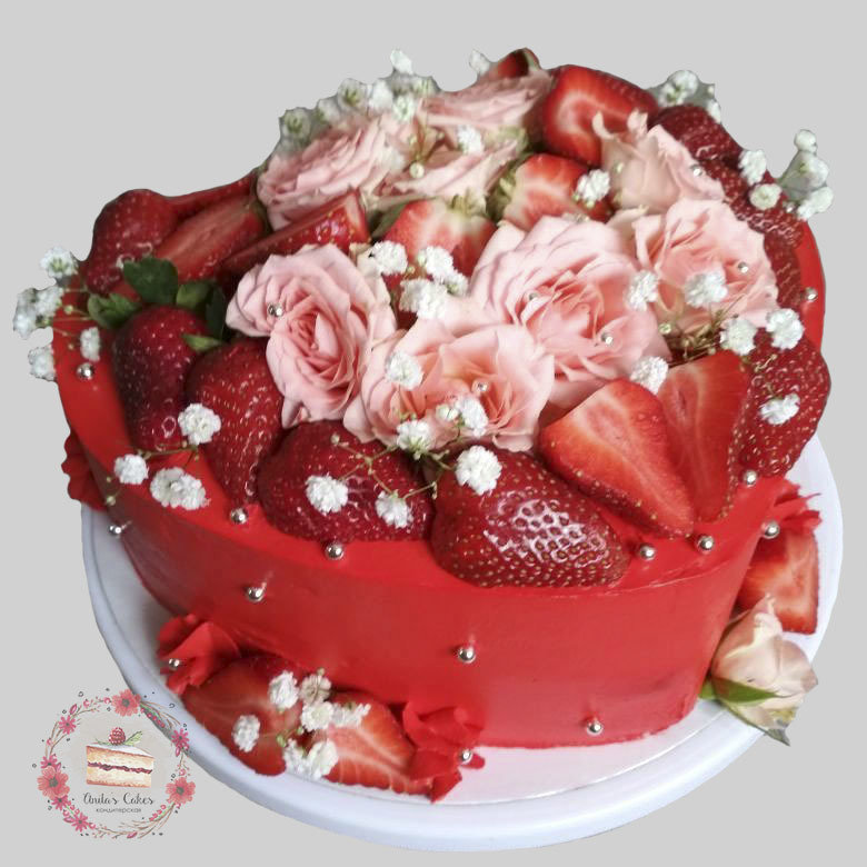 Торт с ягодами и цветами 