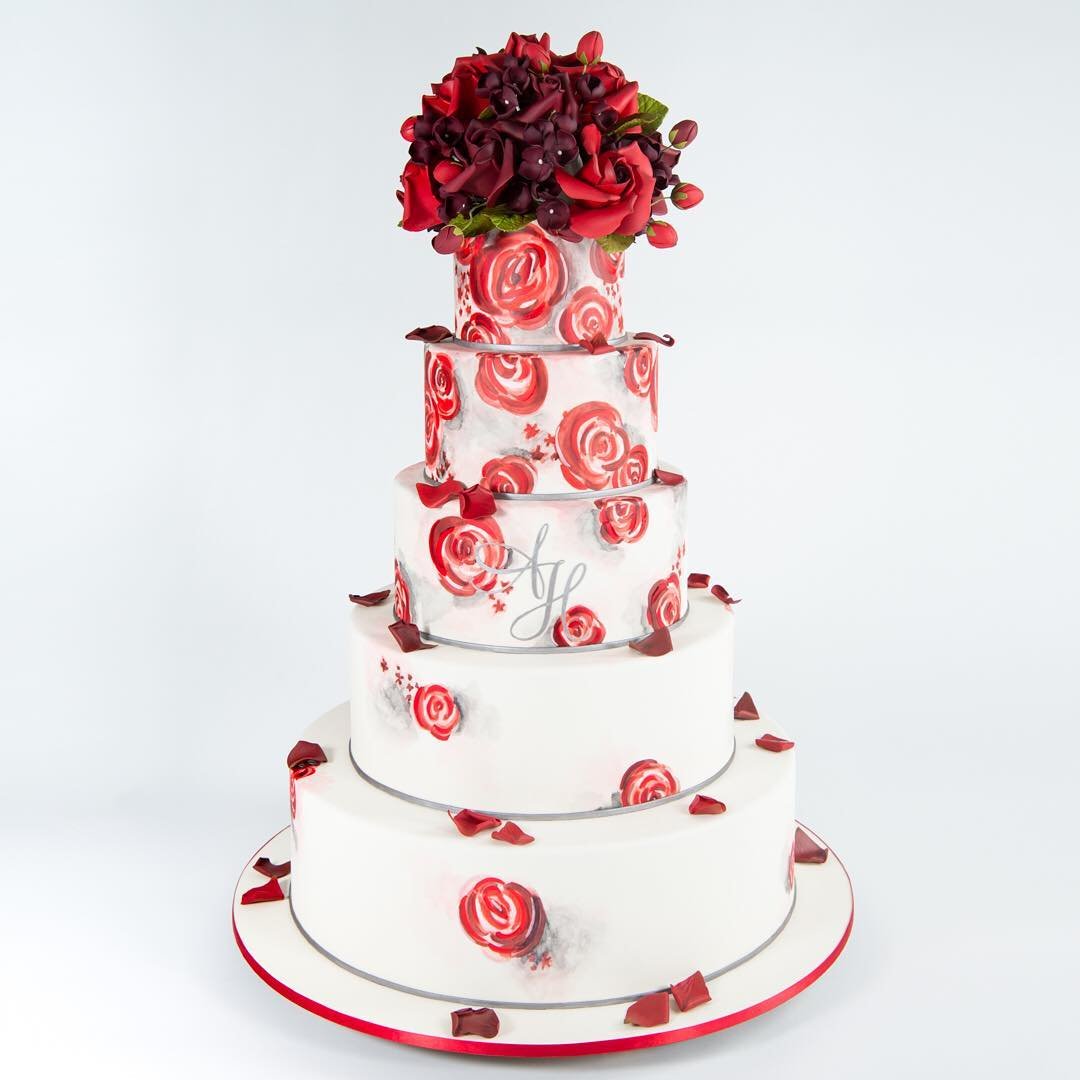 Торты 2024 фото. Торт красно белый. Многоярусные торты бело красные. Свадебный торт красный бархат трехъярусный. Торт на свадьбу красно белый.