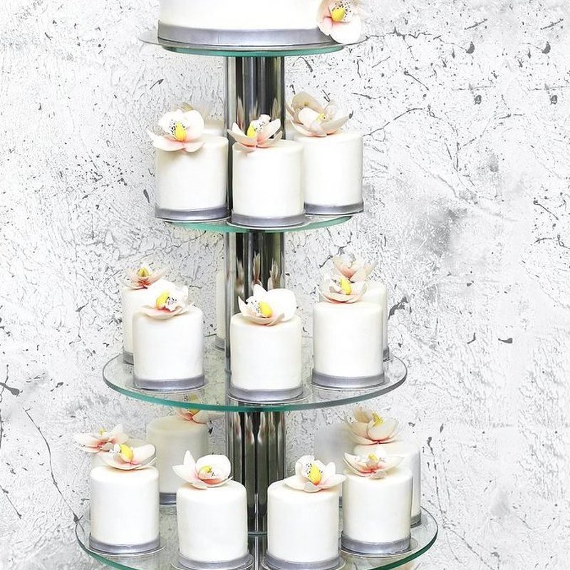 Белоснежный торт на подставке 